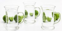 Sklo drink voda zlutozelena citrus kapalina
